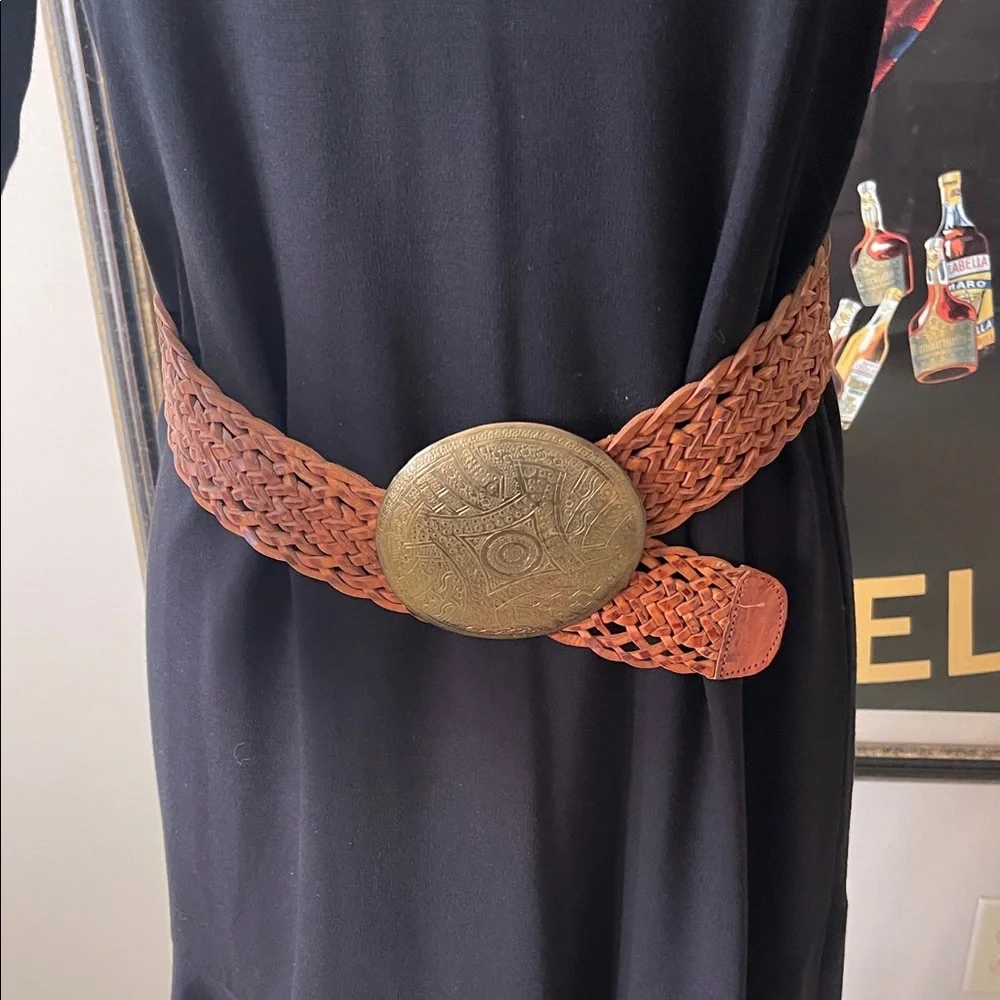 Vintage belt in brown with brass buckle No label
